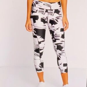 Under Armour Women’s Compression Black / White Leggings Size M .